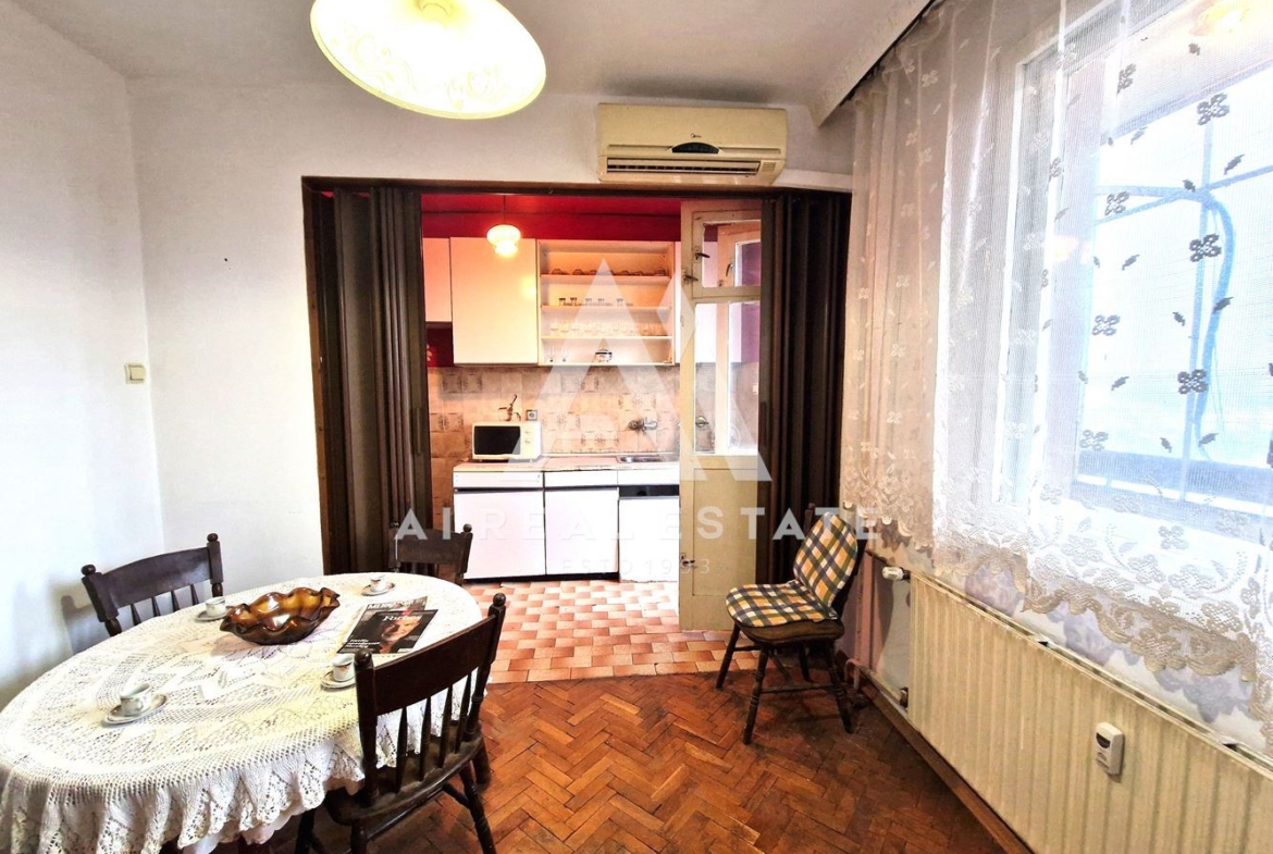 Продава четиристаен апартамент - 0