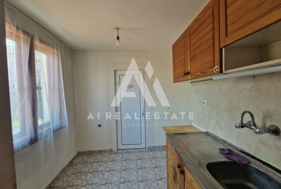 Продава гарсониера с гараж - 0