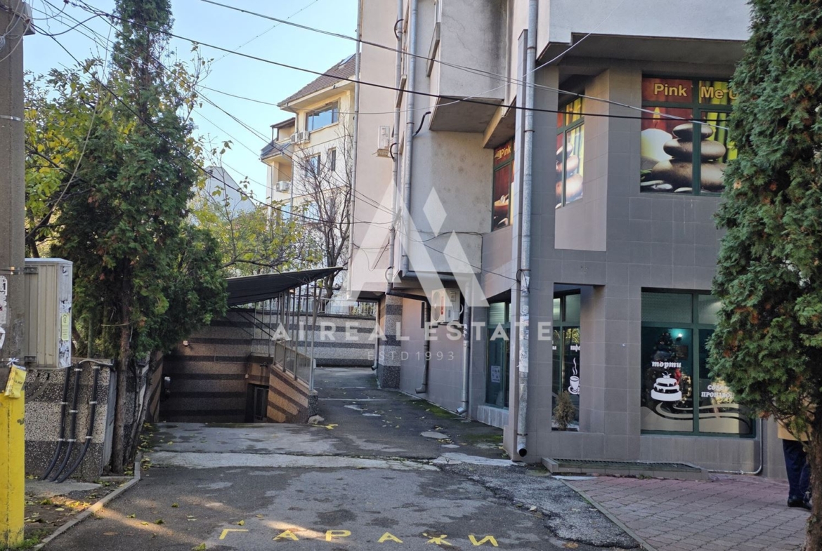 Подземен гараж, разположен на ниво -1 - 0