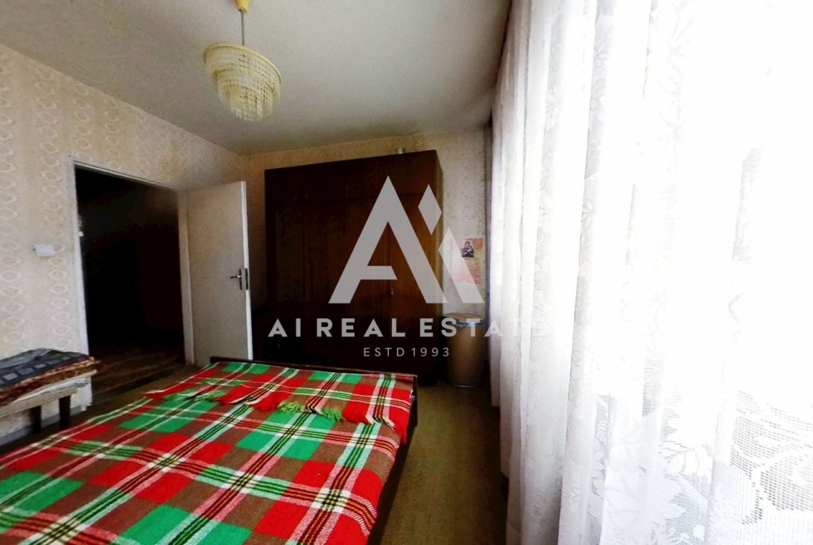 Тристаен апартамент ж.к. Сторгозия 1 - 0