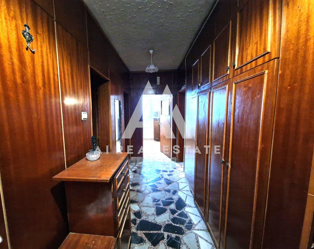 Продава четиристаен апартамент - 0