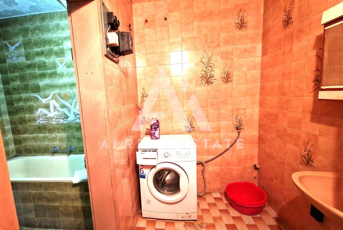 Продава четиристаен апартамент - 0