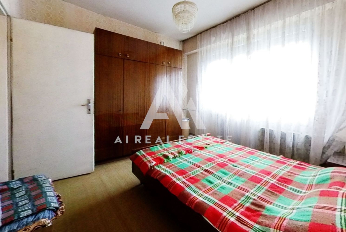 Тристаен апартамент ж.к. Сторгозия 1 - 0