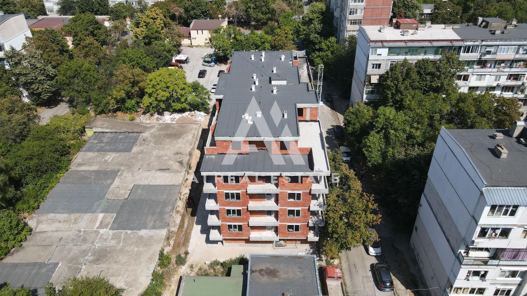 "Three hundred in the BILD A3 building, Storgozia residential area!"Note: The translation assumes "Тристаен" refers to a unit number or identifier within the building context. Adjustments might be necessary if additional context changes this interpretation. Тристаен в сграда БИЛД А3, ж.к.Сторгозия ! - 0