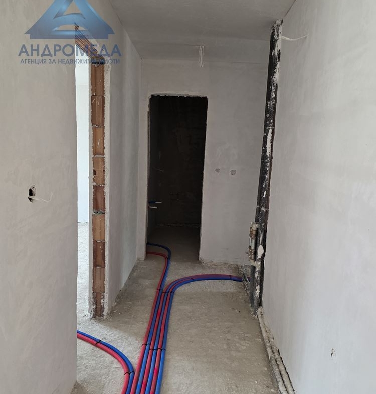 Тристаен апартамент с двор в затворен комплекс – ново строителство, очакван Акт 16 декември 2025 г. - 0