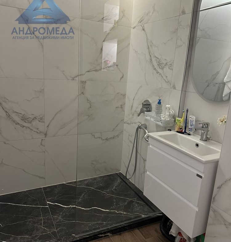 Тристаен апартамент с паркомясто над МУ - 0