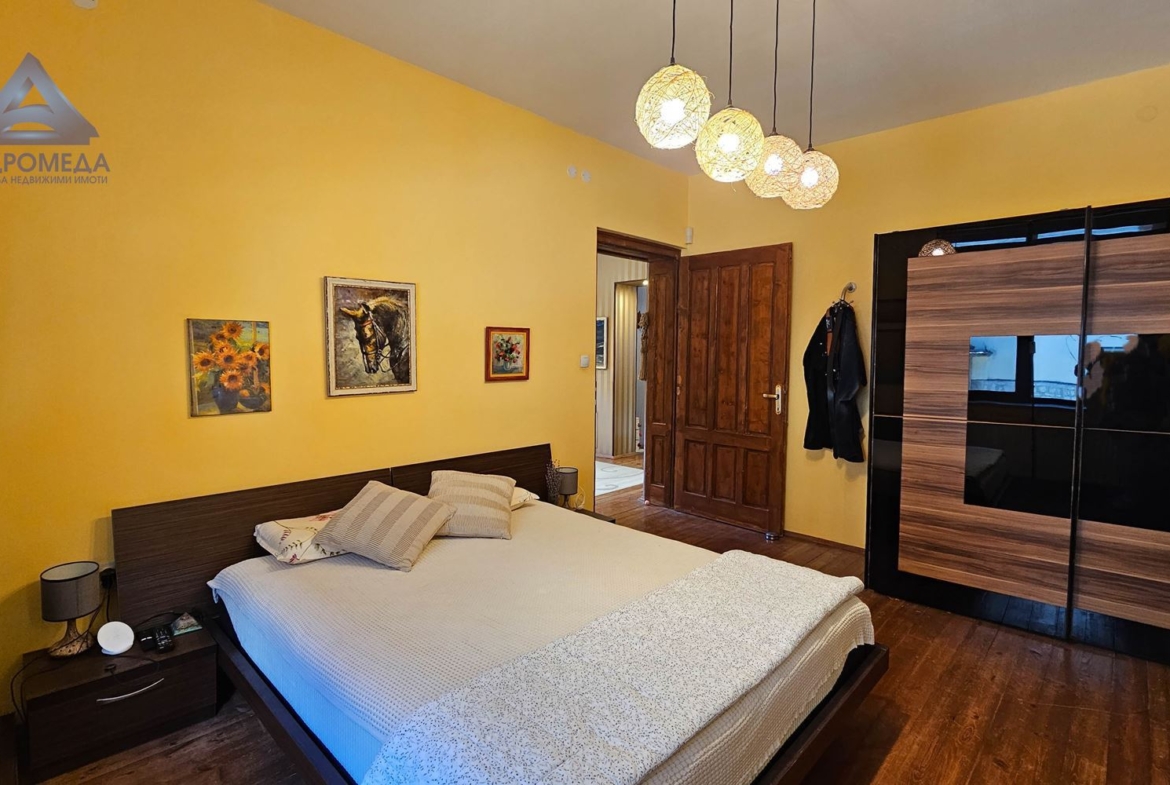 Триетажна къща със самостоятелен двор гр.Плевен, ул.Кирил и Методий 29 ! - 0