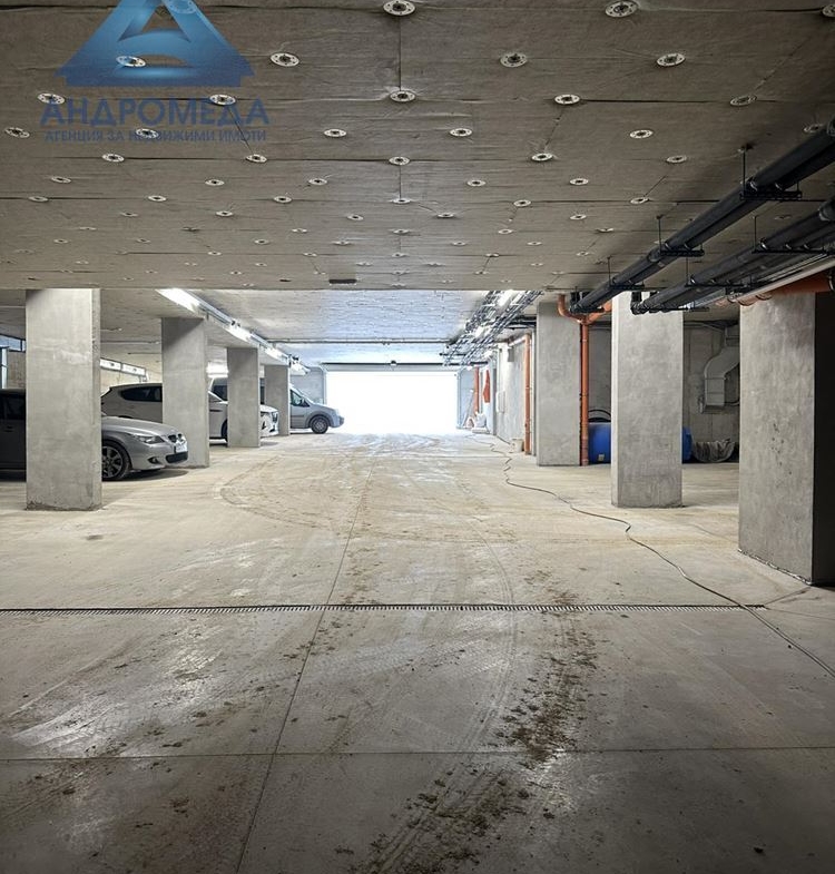 Тристаен апартамент с паркомясто над МУ - 0