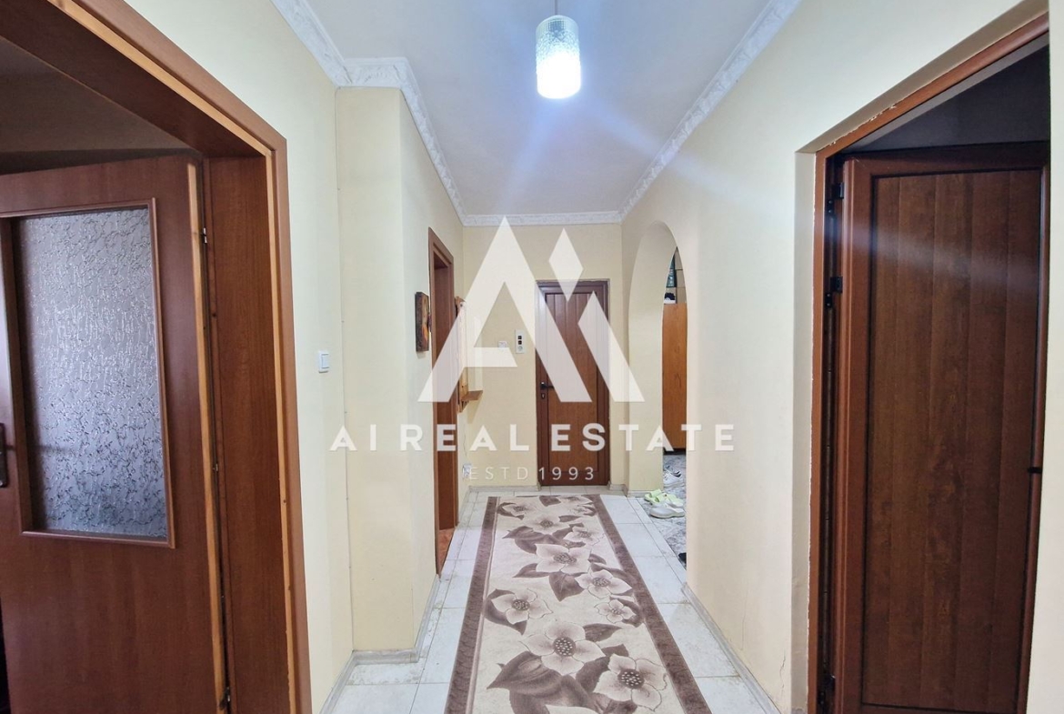 Продава тристаен апартамент - 0