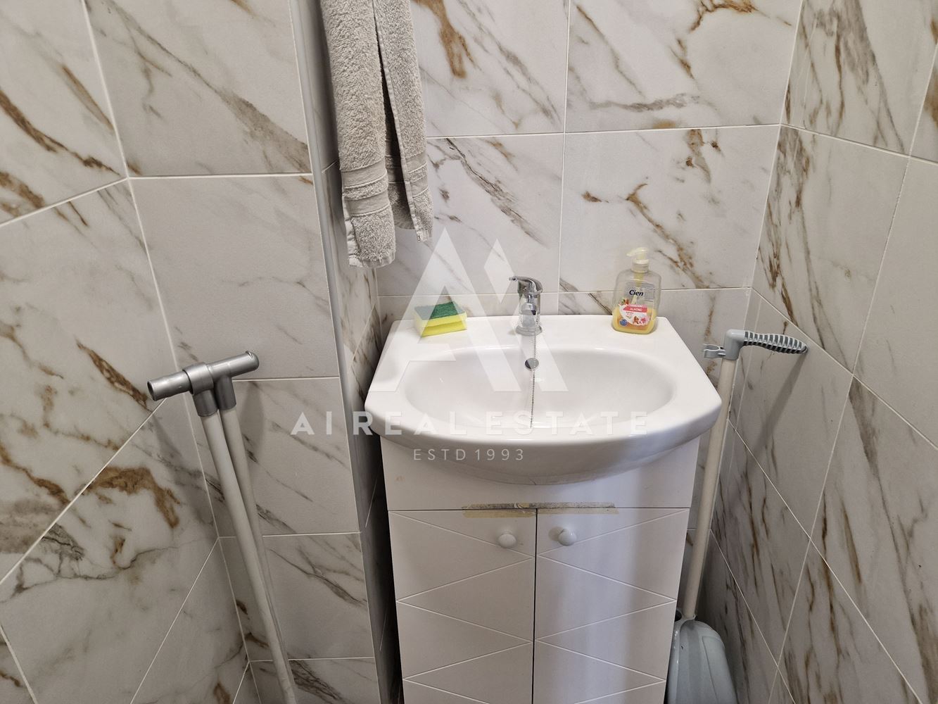 Rents out a shop-0 Дава под наем магазин - 0