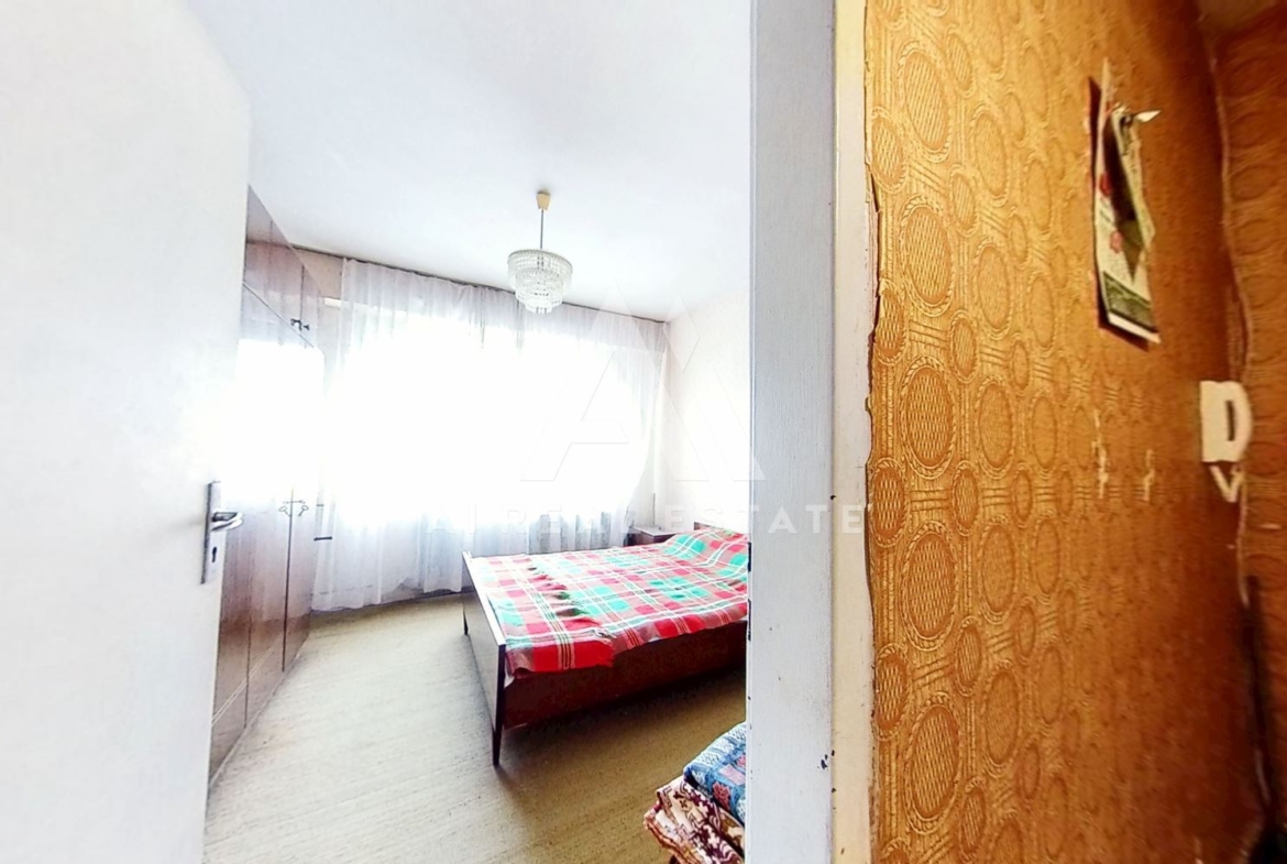 Тристаен апартамент ж.к. Сторгозия 1 - 0