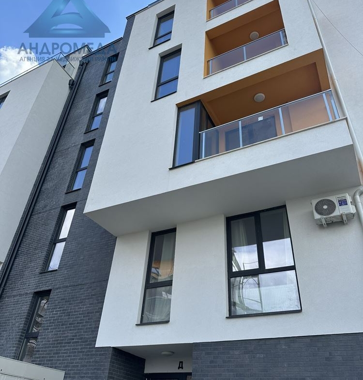 Тристаен апартамент с паркомясто над МУ - 0