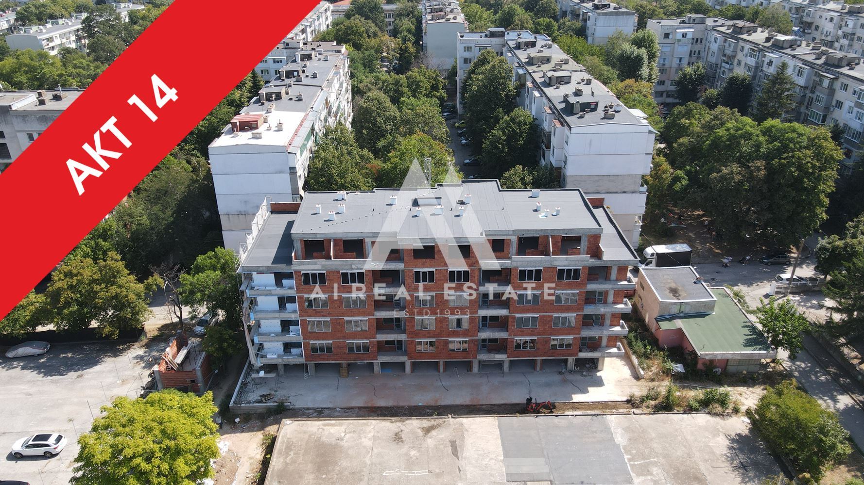 "Three hundred in the BILD A3 building, Storgozia residential area!"Note: The translation assumes "Тристаен" refers to a unit number or identifier within the building context. Adjustments might be necessary if additional context changes this interpretation. Тристаен в сграда БИЛД А3, ж.к.Сторгозия ! - 0