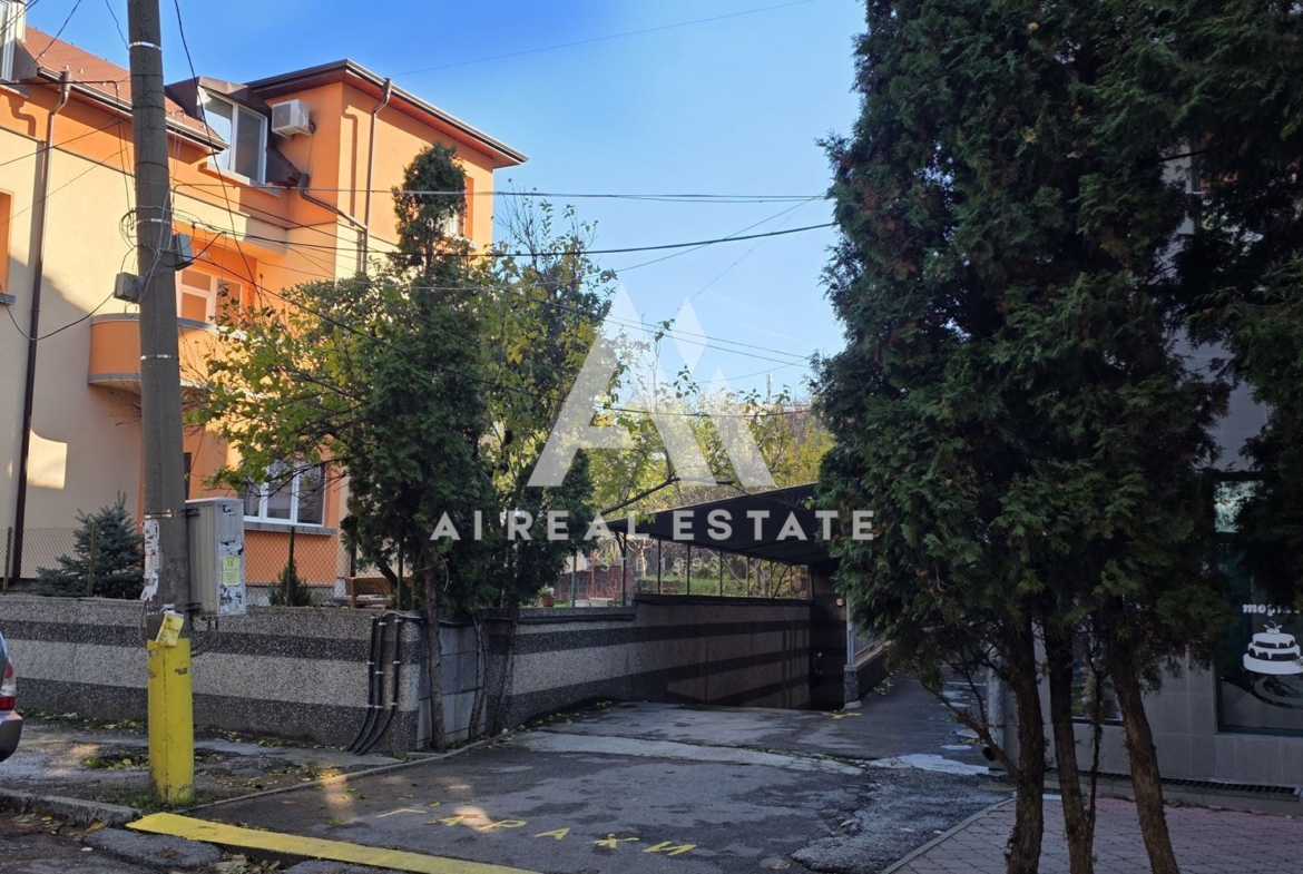 Подземен гараж, разположен на ниво -1 - 0