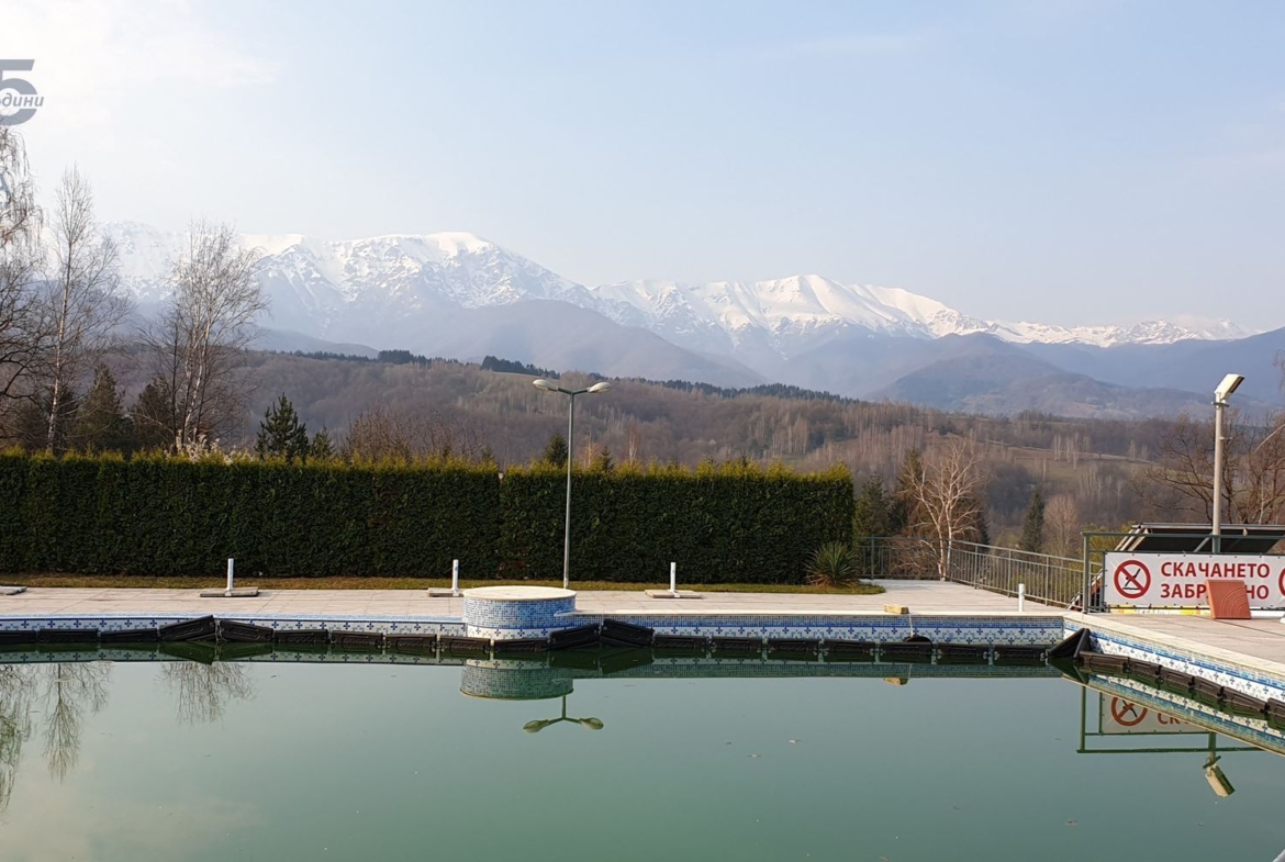 Хотел (работещ) в полите на Стара планина с отлична панорама и условия ! - 0