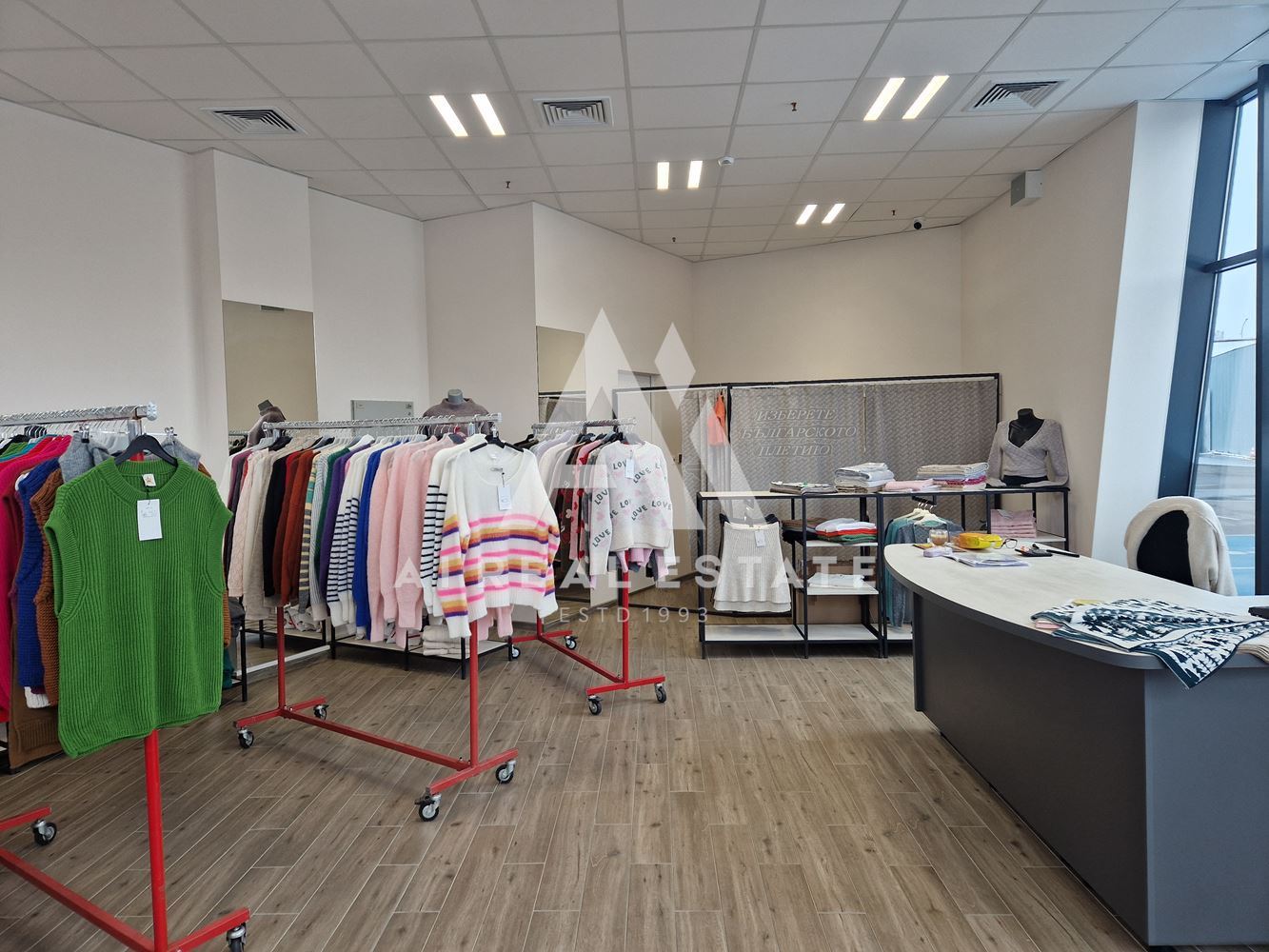 Rents out a shop-0 Дава под наем магазин - 0