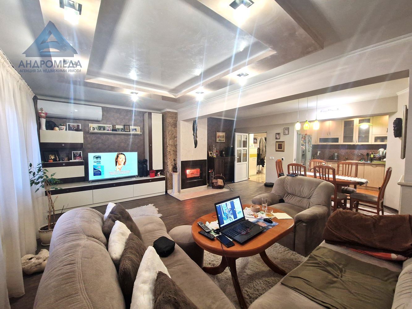 Продава тристаен апартамент с гараж и ателие - 0