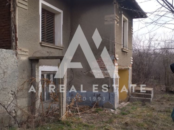 Продава къща с двор и два съседни парцела - 0