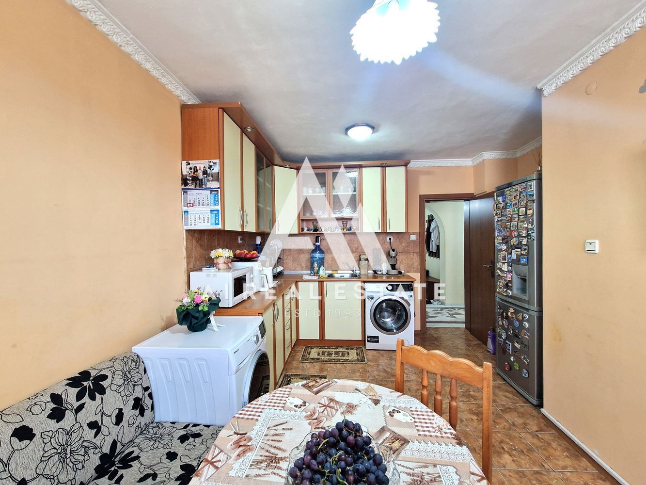 Продава тристаен апартамент-0 Продава тристаен апартамент - 0