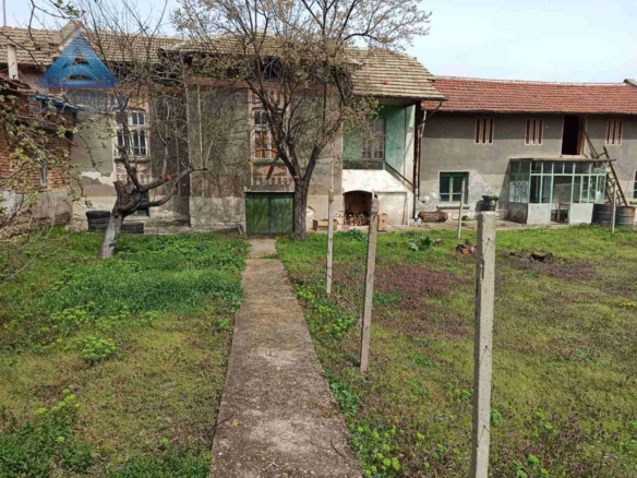 Къща с двор в с.Комарево - 0