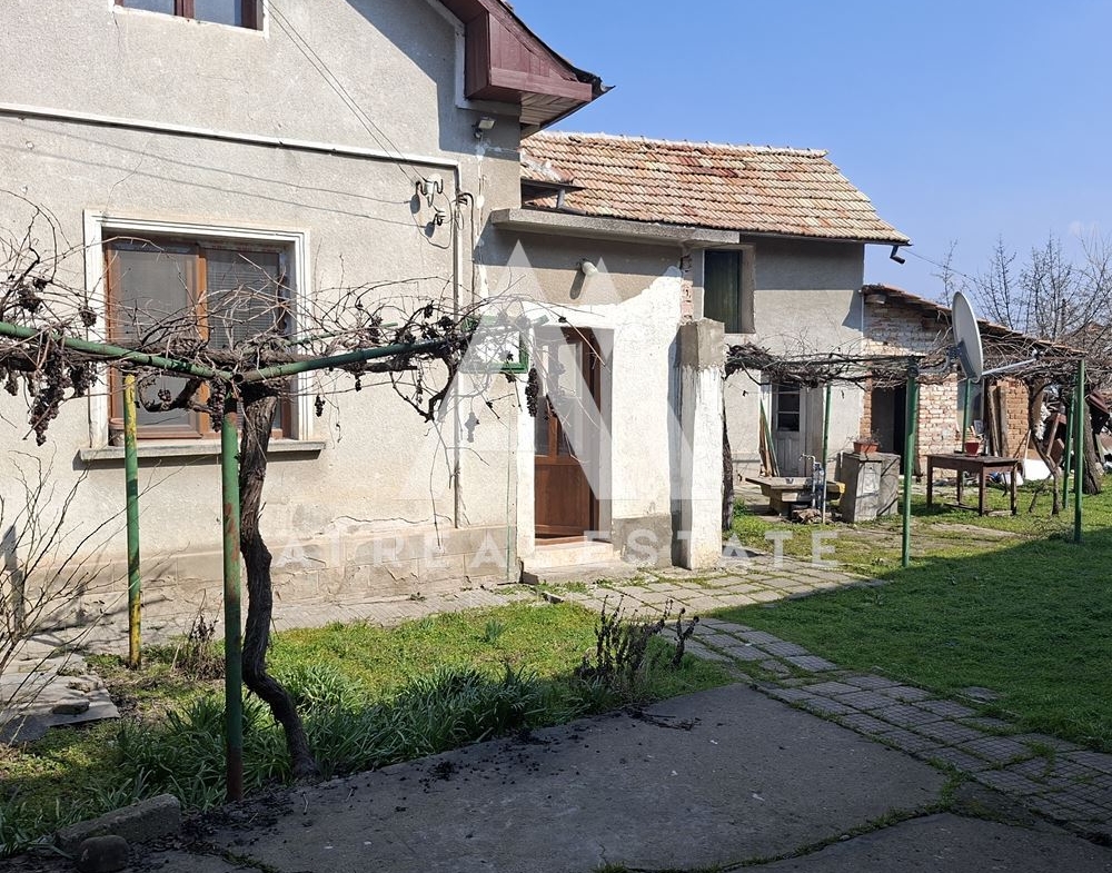 ЕДНОЕТАЖНА КЪЩА С. САДОВЕЦ - 0