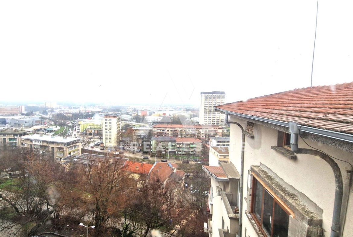 Продава четиристаен апартамент - 0