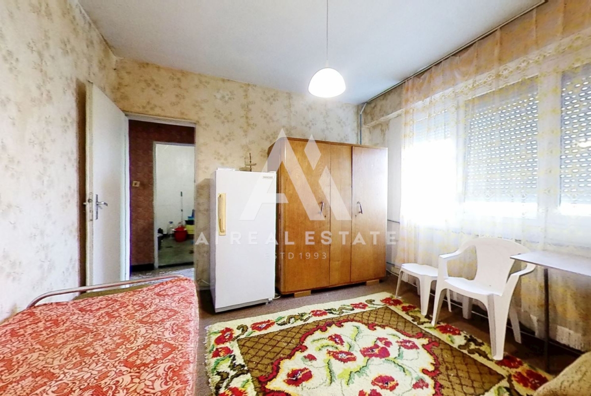 Тристаен апартамент ж.к. Сторгозия 1 - 0