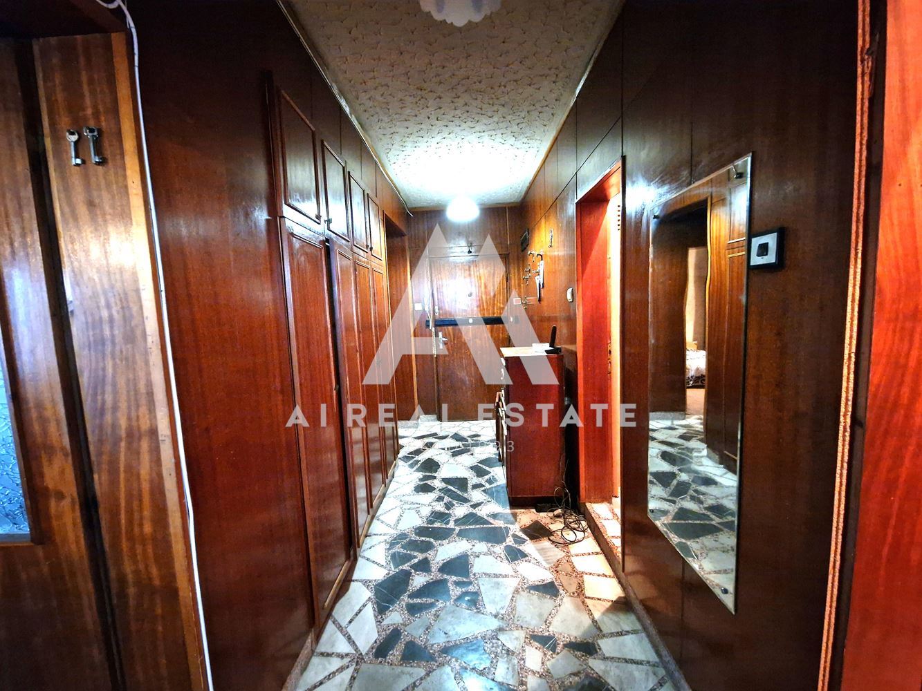 Продава четиристаен апартамент - 0