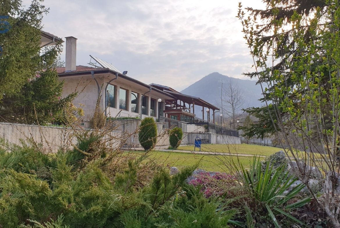 Хотел (работещ) в полите на Стара планина с отлична панорама и условия ! - 0