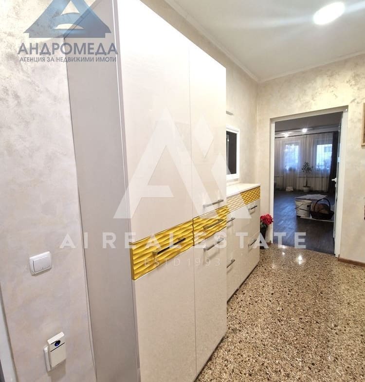 Продава просторен апартамент - 0