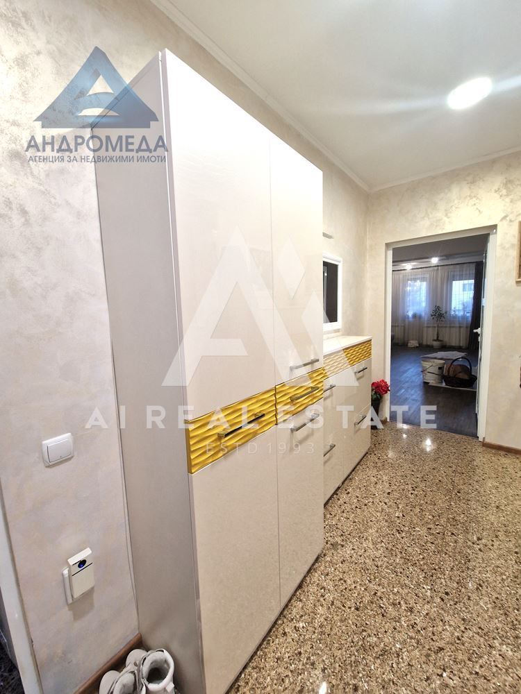 Продава просторен апартамент - 0