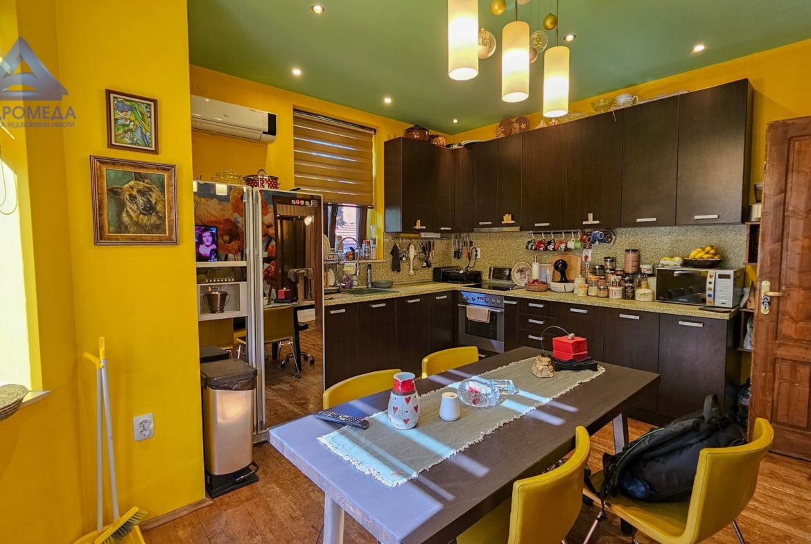 Триетажна къща със самостоятелен двор гр.Плевен, ул.Кирил и Методий 29 ! - 0