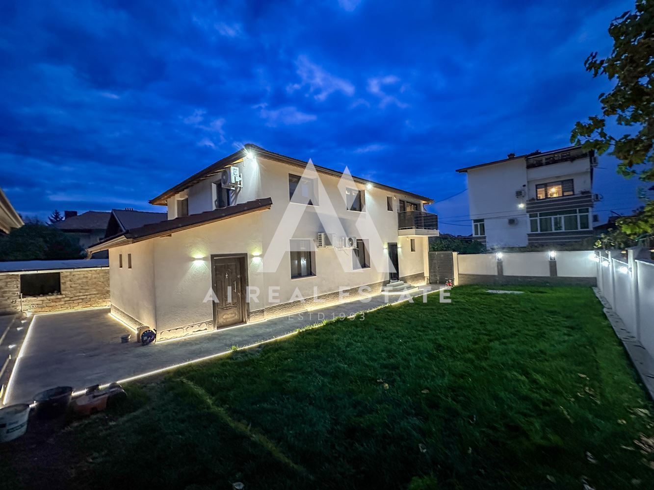 Двуетажна къща с гараж и двор - 0