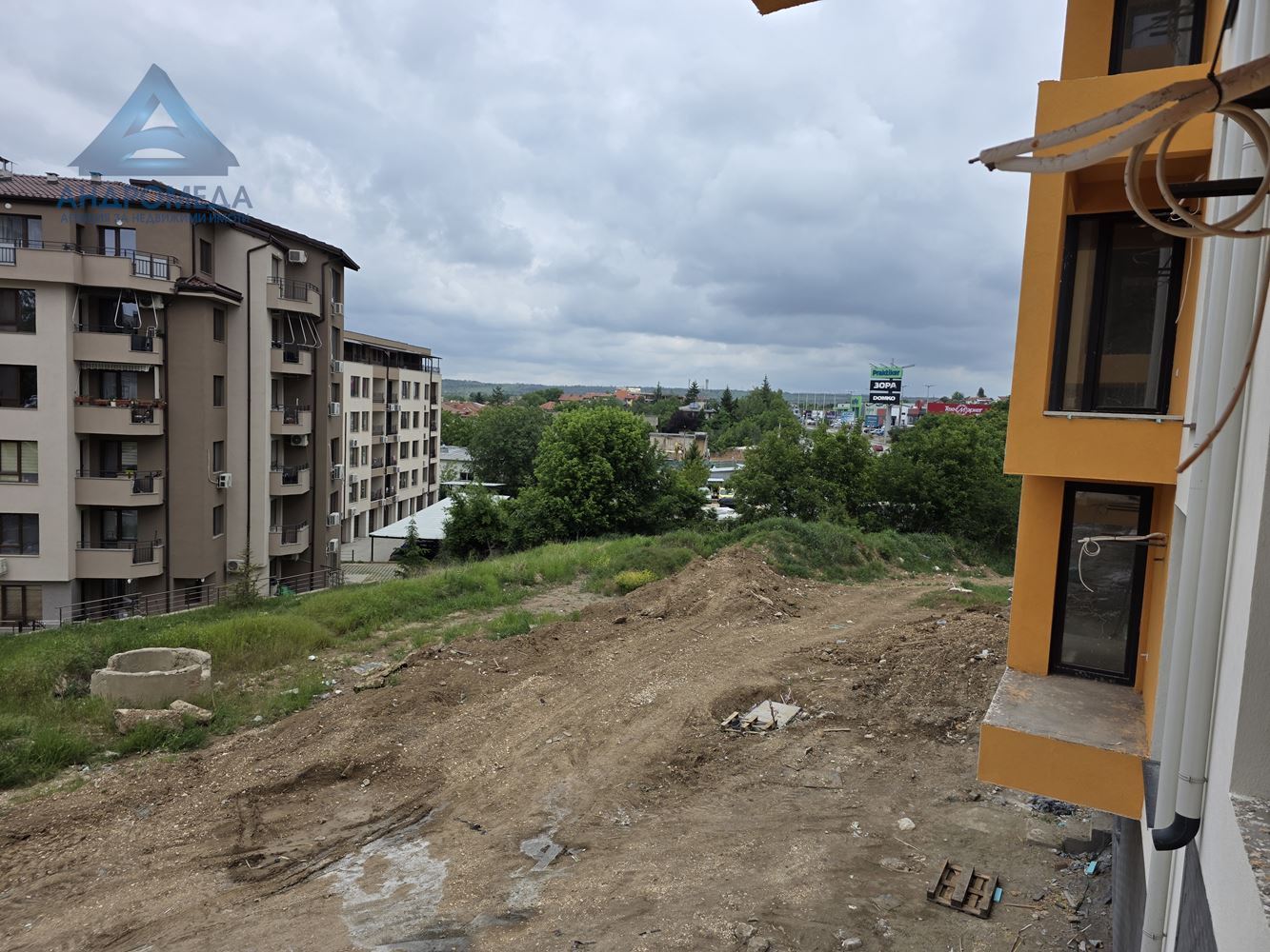 Тристаен апартамент с двор в затворен комплекс – ново строителство, очакван Акт 16 декември 2025 г. - 0