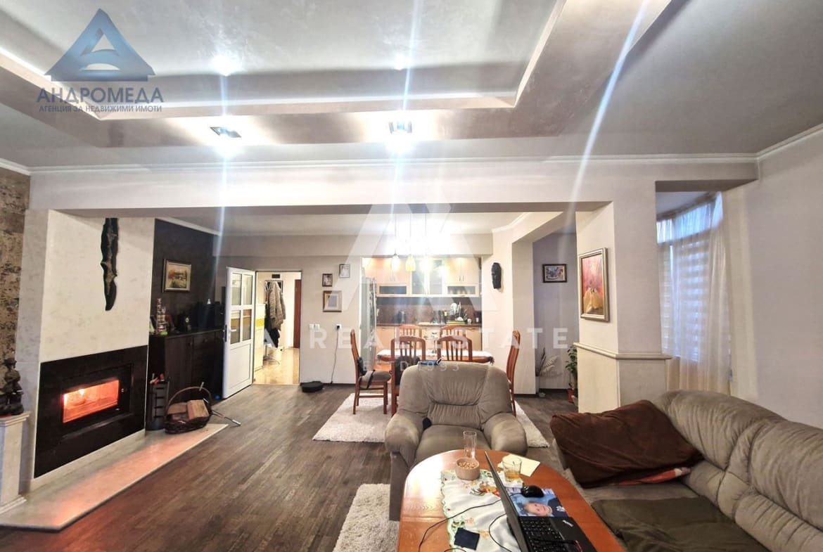 Продава просторен апартамент - 0