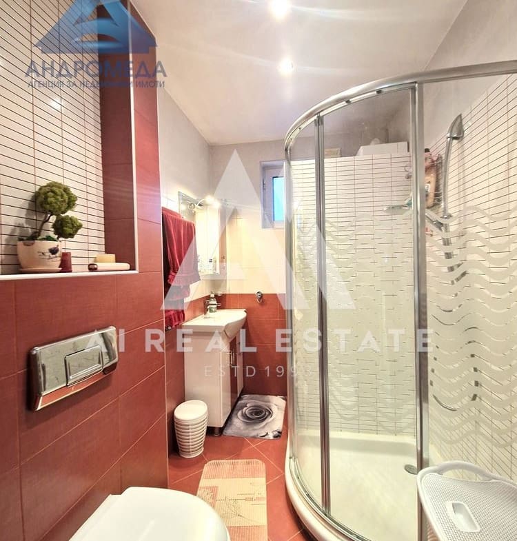 Продава просторен апартамент - 0