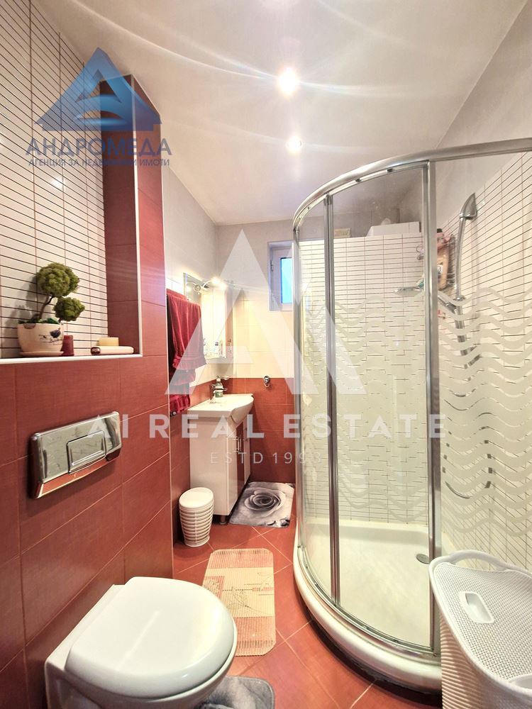 Продава просторен апартамент - 0