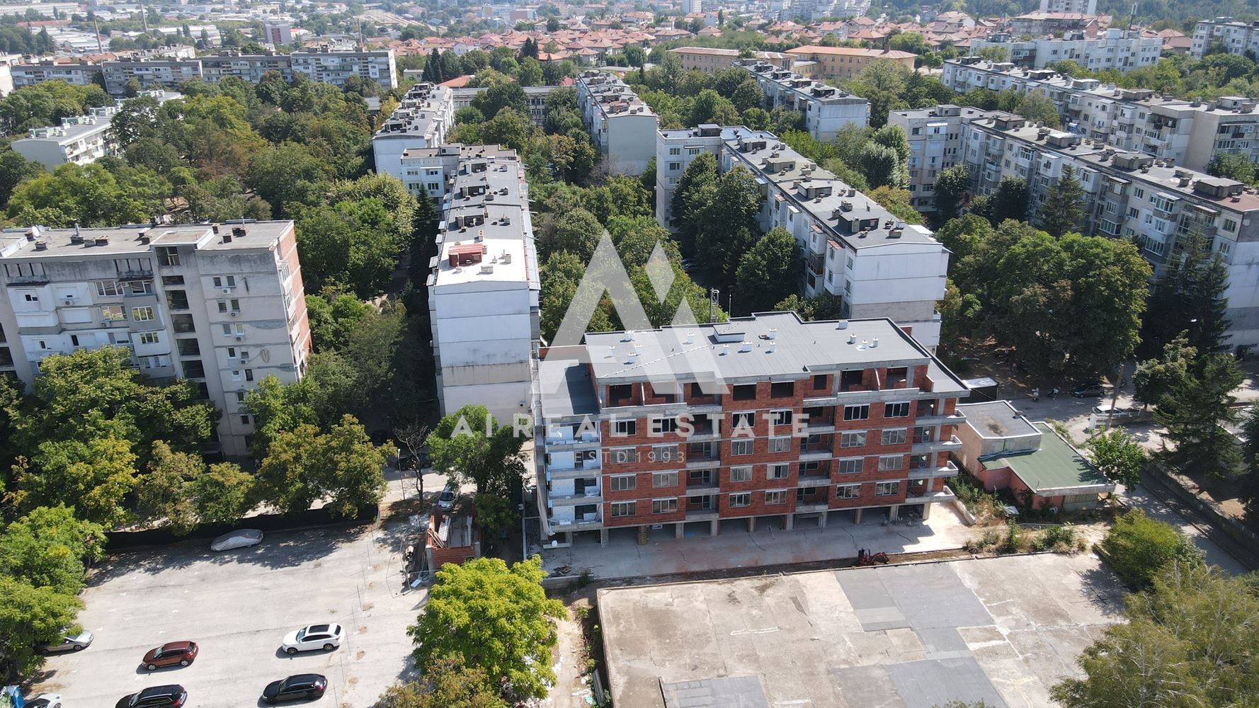 "Three hundred in the BILD A3 building, Storgozia residential area!"Note: The translation assumes "Тристаен" refers to a unit number or identifier within the building context. Adjustments might be necessary if additional context changes this interpretation. Тристаен в сграда БИЛД А3, ж.к.Сторгозия ! - 0