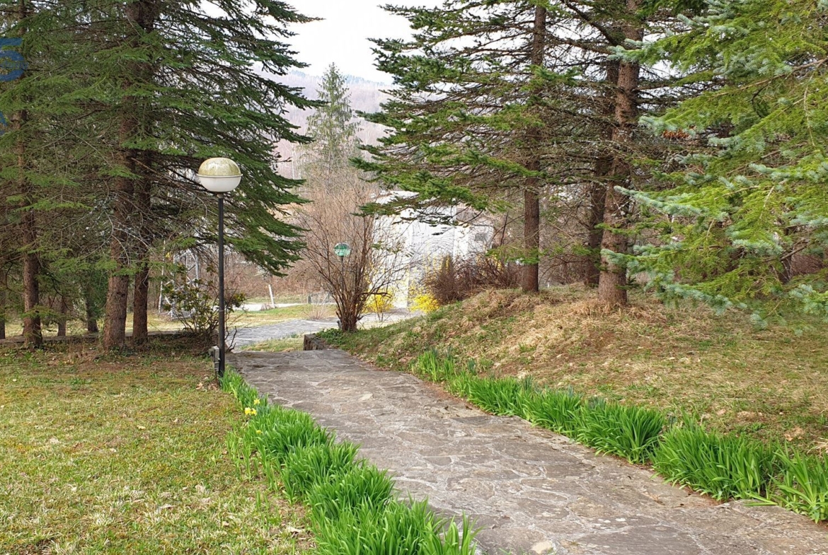 Хотел (работещ) в полите на Стара планина с отлична панорама и условия ! - 0