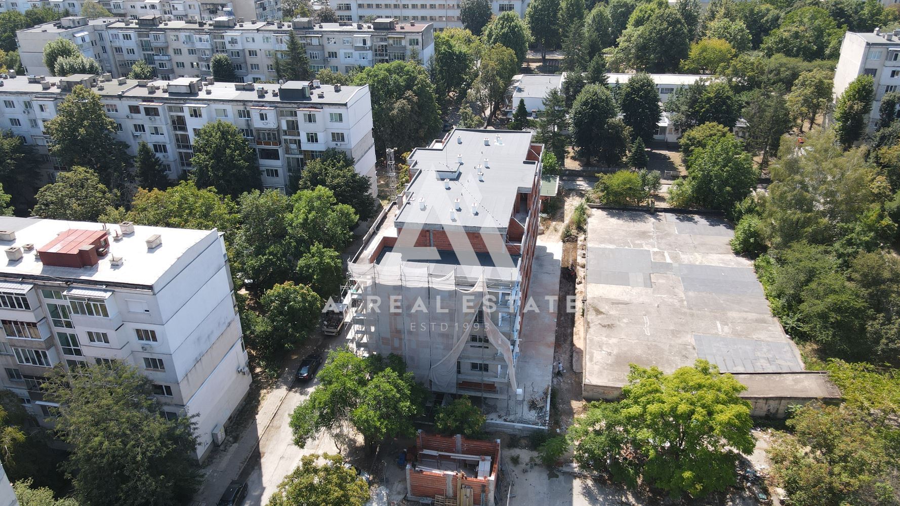 "Three hundred in the BILD A3 building, Storgozia residential area!"Note: The translation assumes "Тристаен" refers to a unit number or identifier within the building context. Adjustments might be necessary if additional context changes this interpretation. Тристаен в сграда БИЛД А3, ж.к.Сторгозия ! - 0