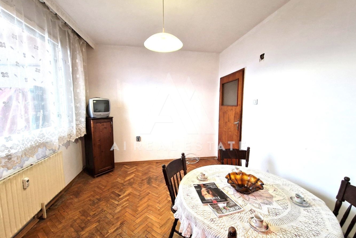 Продава четиристаен апартамент - 0