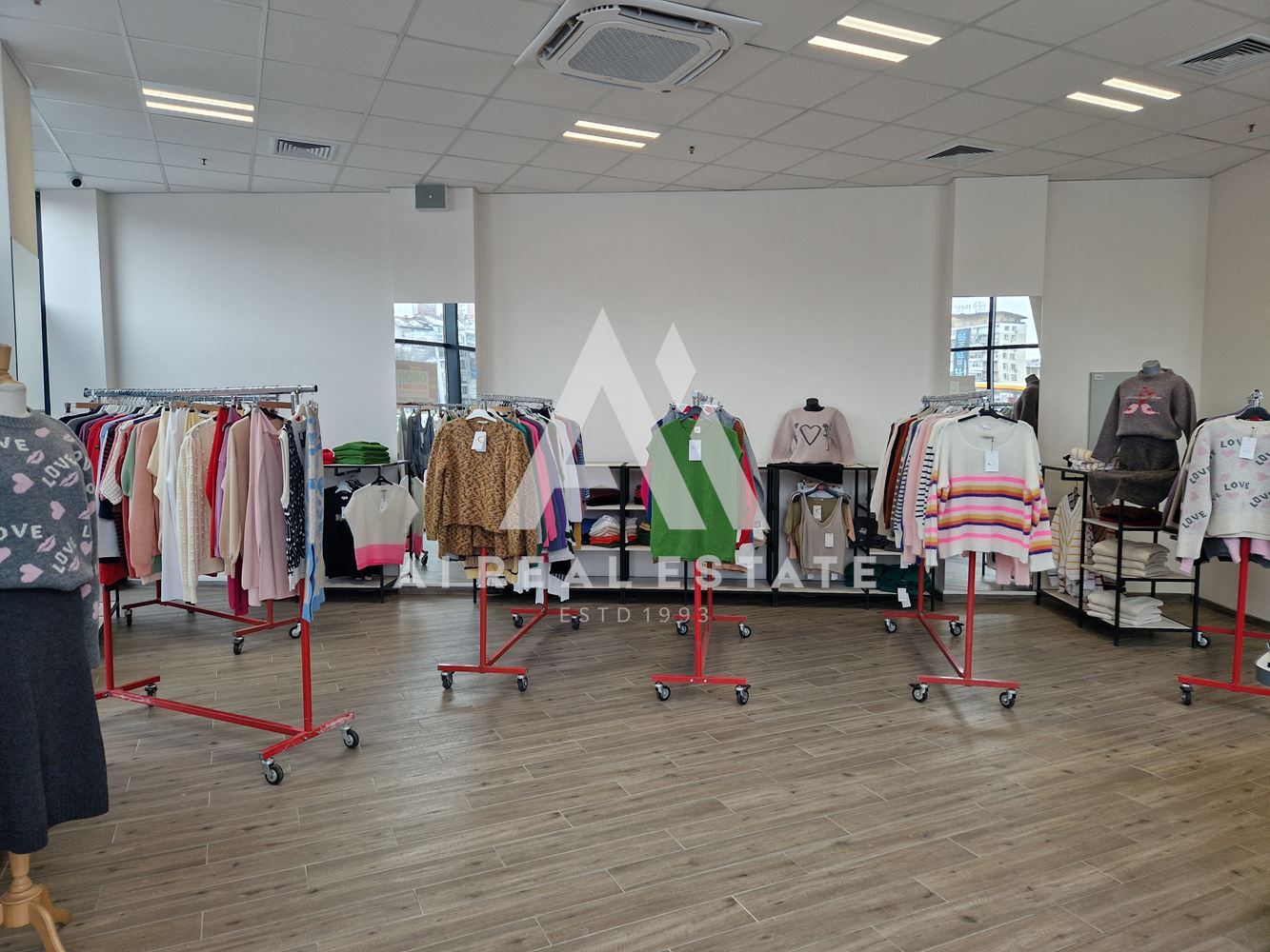 Rents out a shop-0 Дава под наем магазин - 0