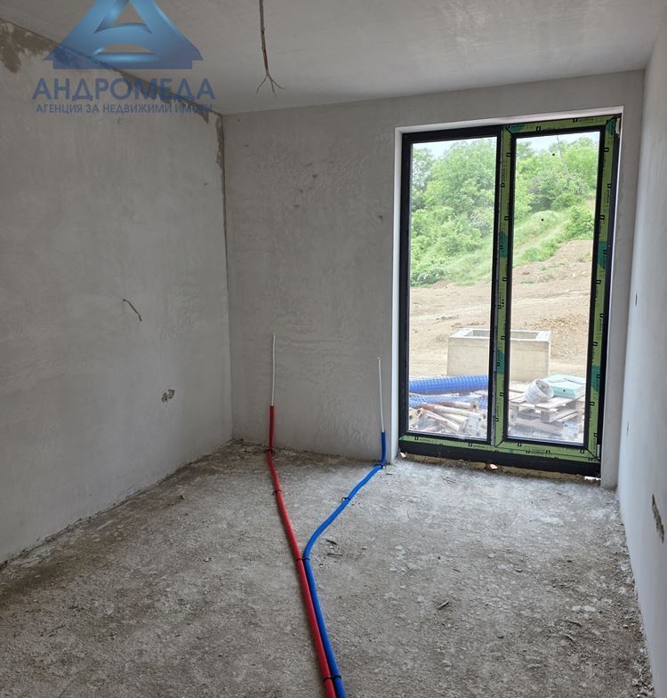 Тристаен апартамент с двор в затворен комплекс – ново строителство, очакван Акт 16 декември 2025 г. - 0