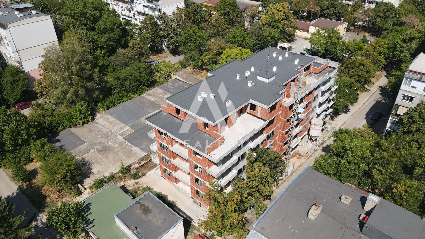 "Three hundred in the BILD A3 building, Storgozia residential area!"Note: The translation assumes "Тристаен" refers to a unit number or identifier within the building context. Adjustments might be necessary if additional context changes this interpretation. Тристаен в сграда БИЛД А3, ж.к.Сторгозия ! - 0