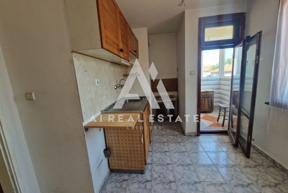 Продава гарсониера с гараж - 0