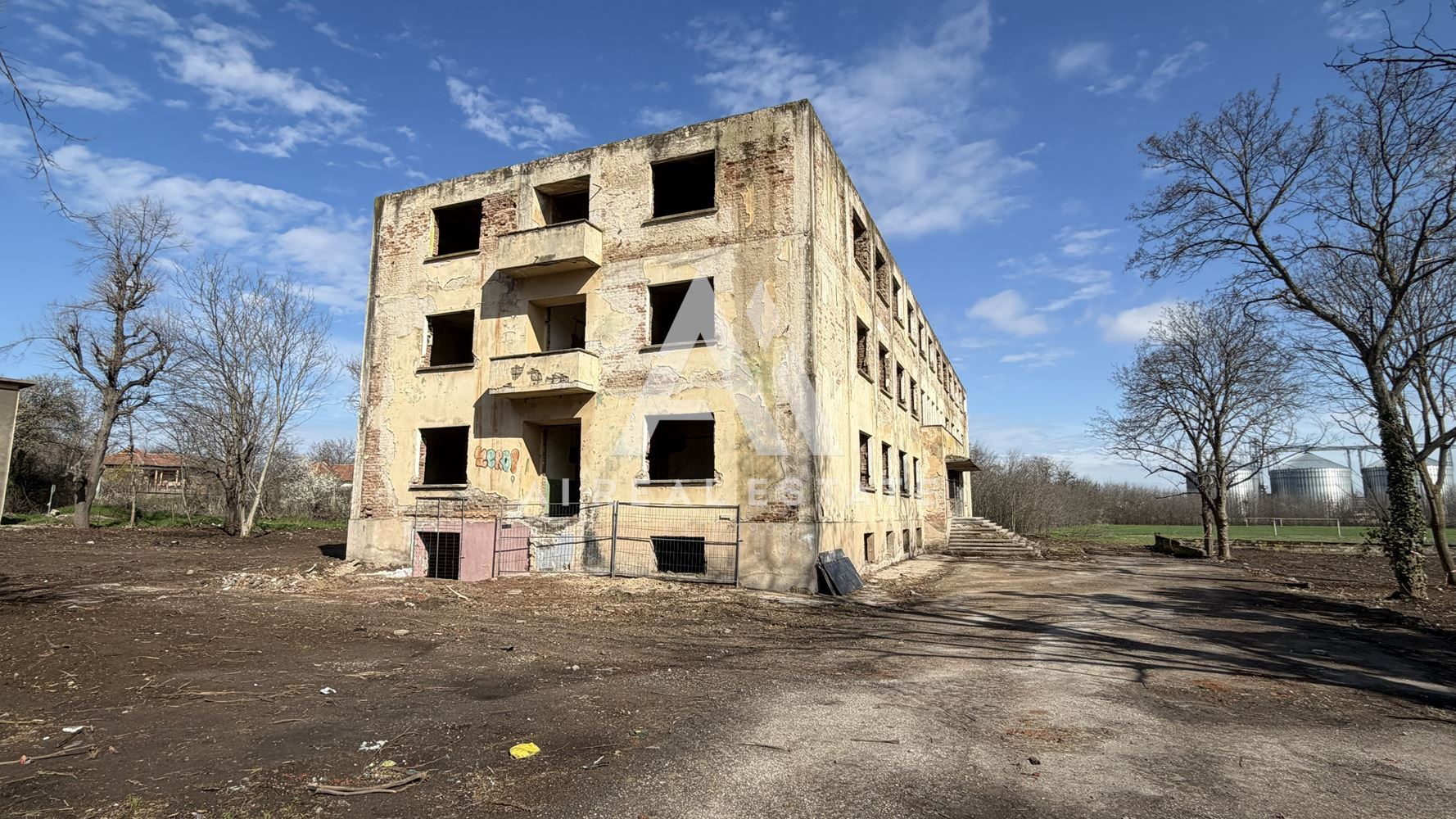 Инвестиционен имот в гр. Долна Митрополия, ул. „Заводска“ ! - 0