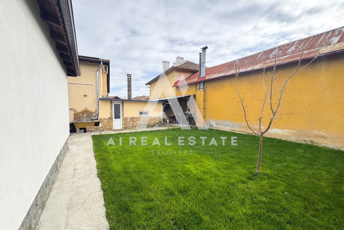 Къща в с.Ясен с хидрофор,канализация и собствено електричество - 0