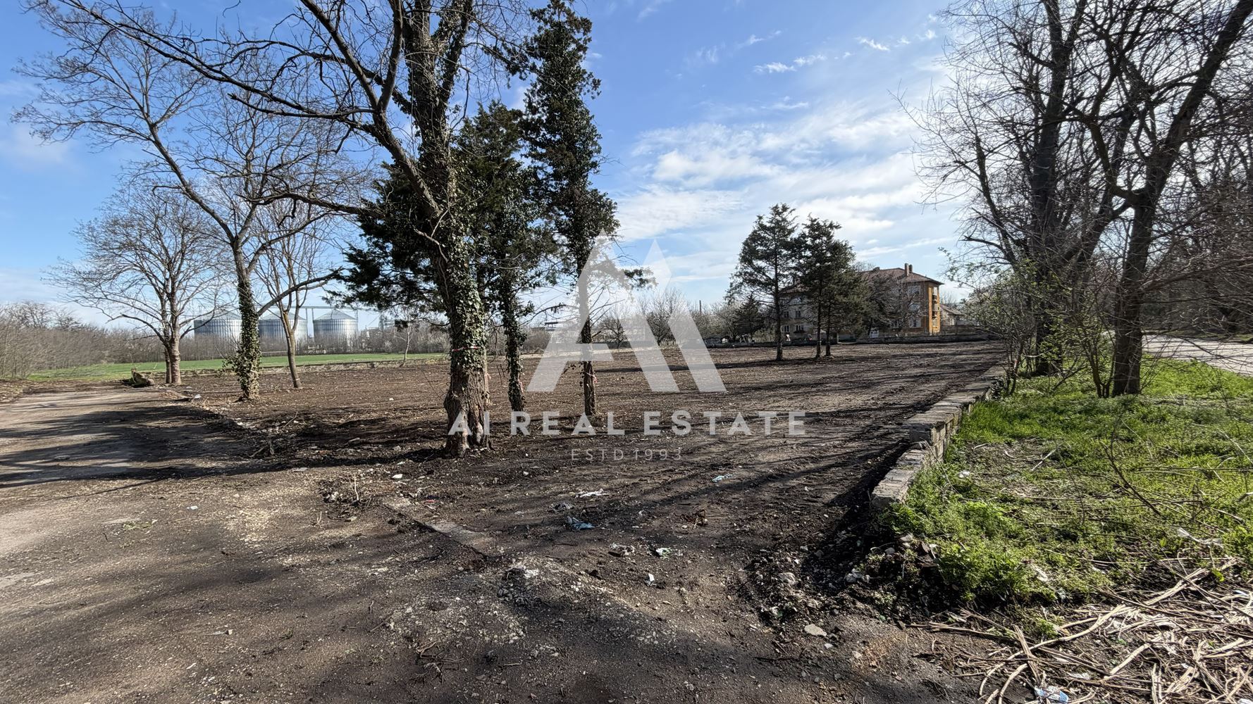 Парцел за жилищно строителство с ПУП и комуникации в гр. Долна Митрополия ! - 0